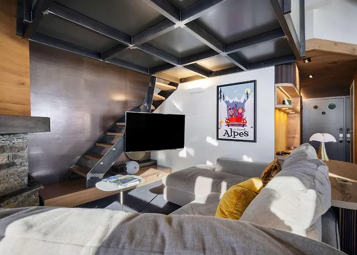 Luxury 4br With Fireplace & Private Parking - Apartmán